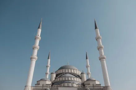 Kocatepe-moskeen i hvit stein med stor kuppel og fire slanke minareter