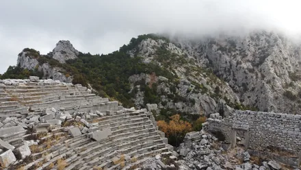 Sammenraste steinbenker i teatret i Termessos, høyt oppe i de furukledde fjellene