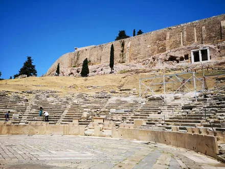 Det bratte antikke teatret i fjellsiden under akropolisen på Pergamon