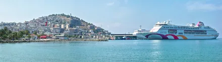 Cruiseskip ved kai i Kuşadası med den hvite byen i bakkene bak
