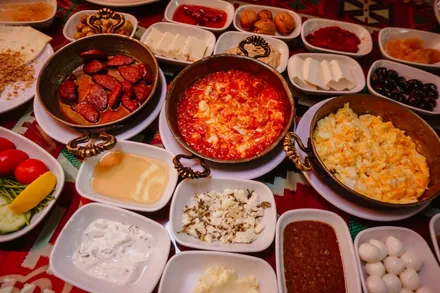 Tyrkisk frokost med mange små skåler ost, oliven, syltetøy og menemen
