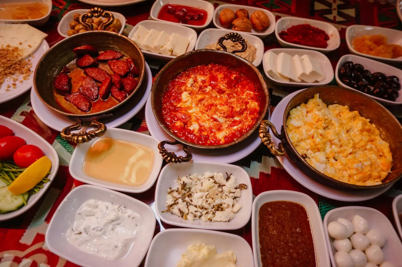 Tyrkisk frokost med mange små skåler ost, oliven, syltetøy og menemen
