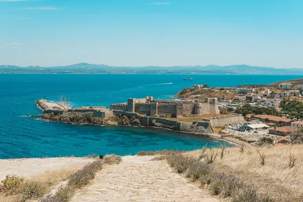 Festningen på neset i Bozcaada med havnebyen og turkist hav rundt