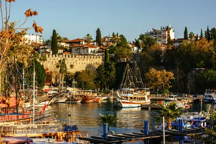 Den gamle havna i Kaleiçi i Antalya med trebåter og gamlebyen bak