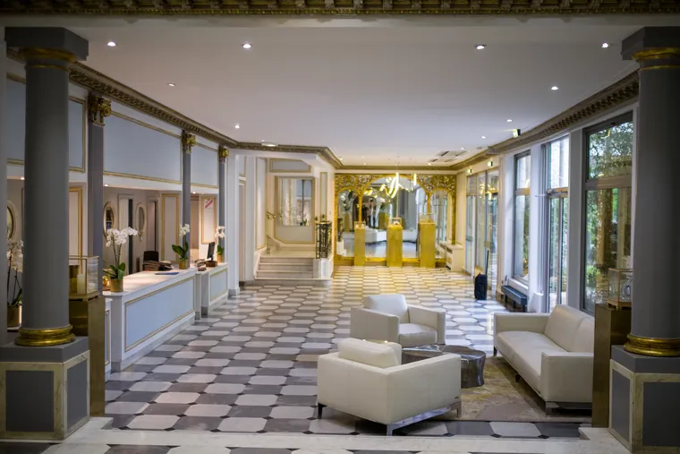 Hotellobby med resepsjonen i bakgrunnen