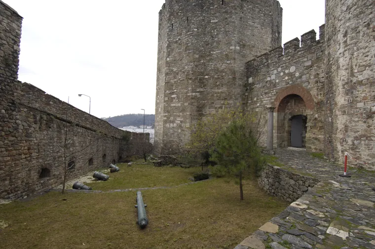 Innenfor murene i Rumeli Hisarı, med kanonene i gresset