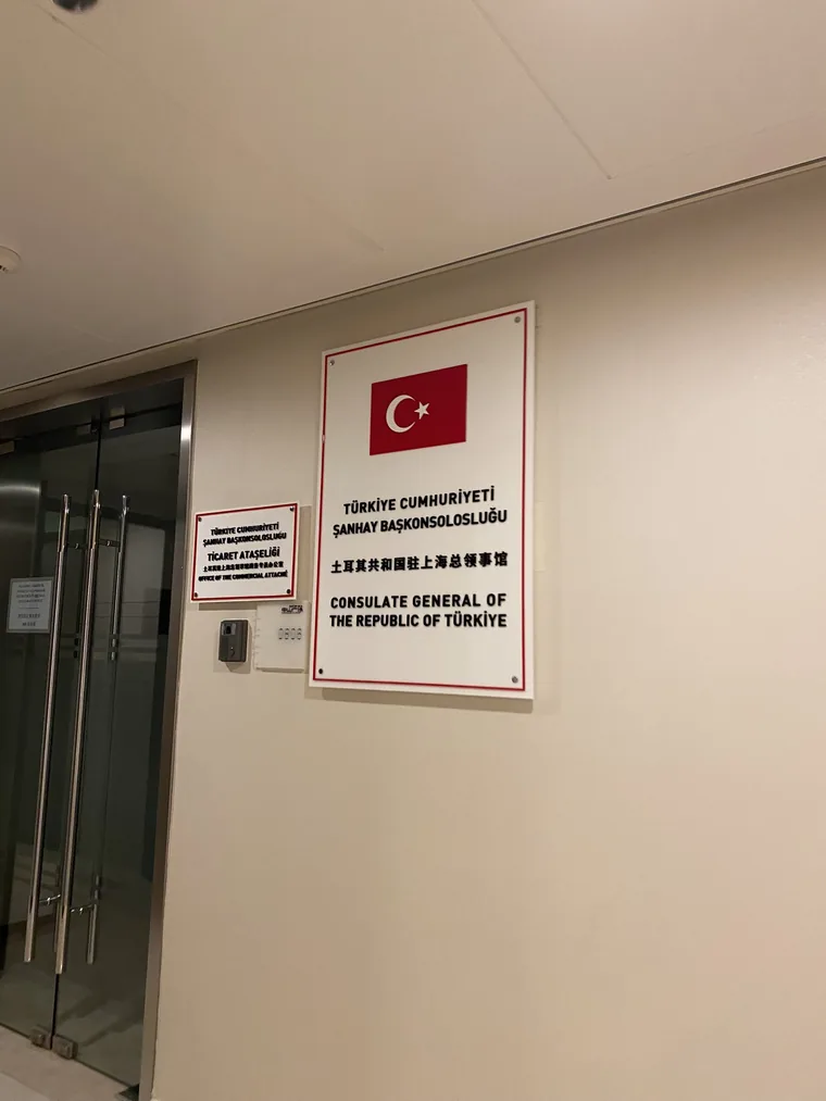 Oppslagstavle med tyrkisk tekst