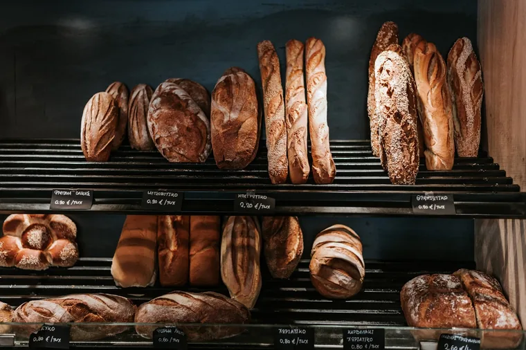 Brødhyllen i bakeriet
