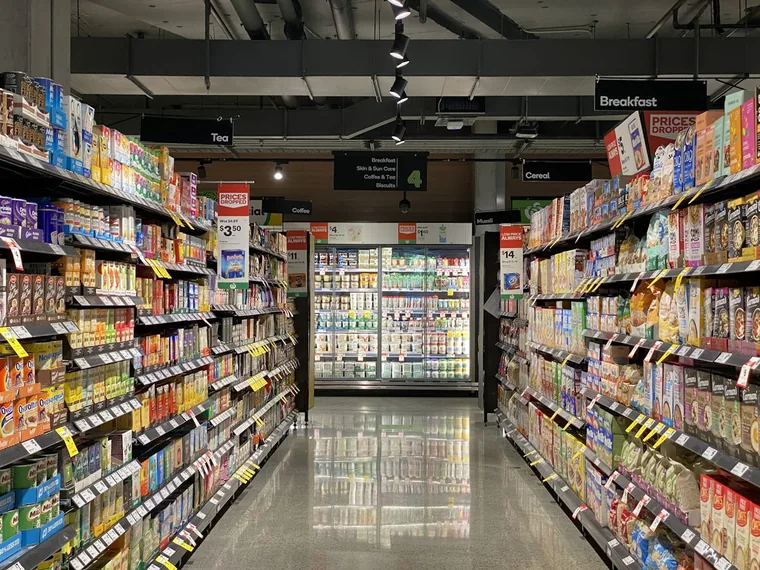 Mellom hyllene i en dagligvarebutikk