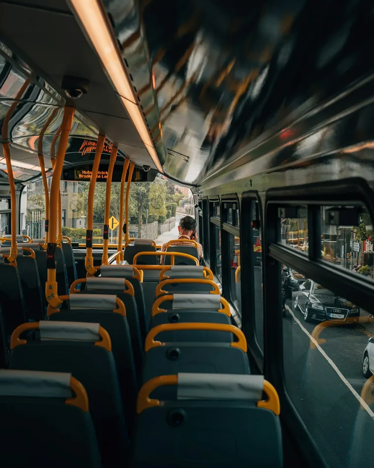 Tomme seter i en bybuss