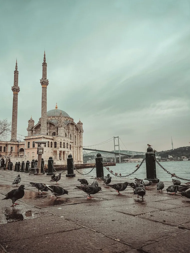 Duer på plassen foran Ortaköy-moskeen