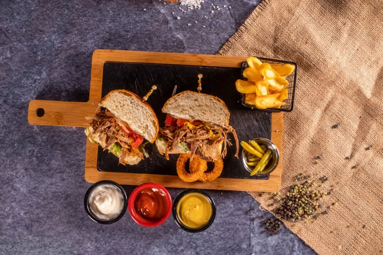 Smørbrød servert på fjøl med tilbehør