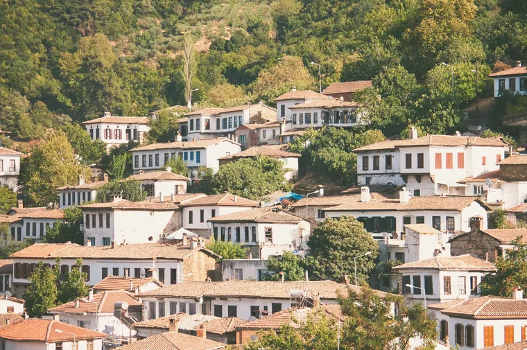Hvite hus i terrassene over en landsby i Egeer-fjellene