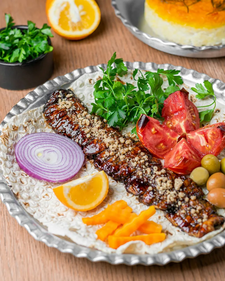 Fisk servert med salat og løk