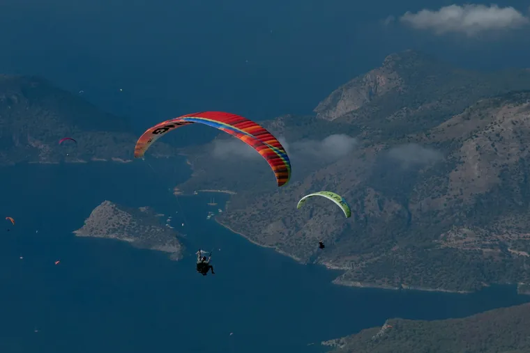 Paraglider over kysten