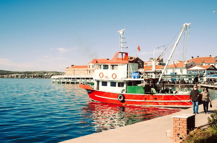 Fiskebåt ved kaia med tyrkisk flagg