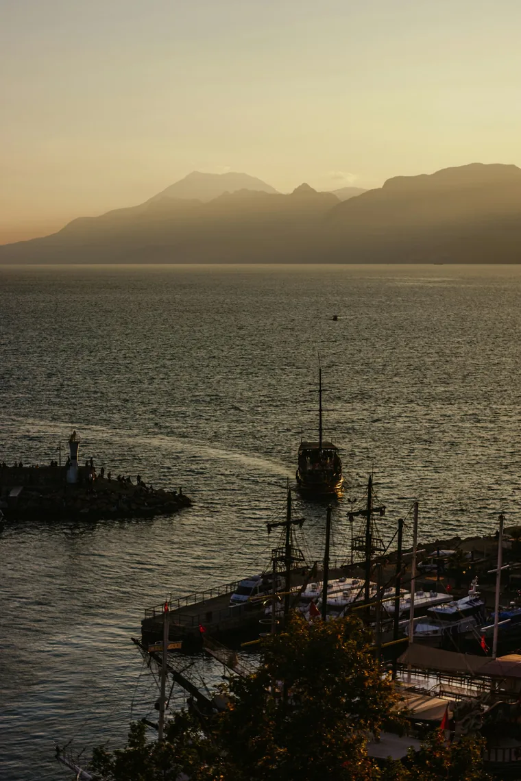 Solnedgang over havet med Taurusfjellene i bakgrunnen