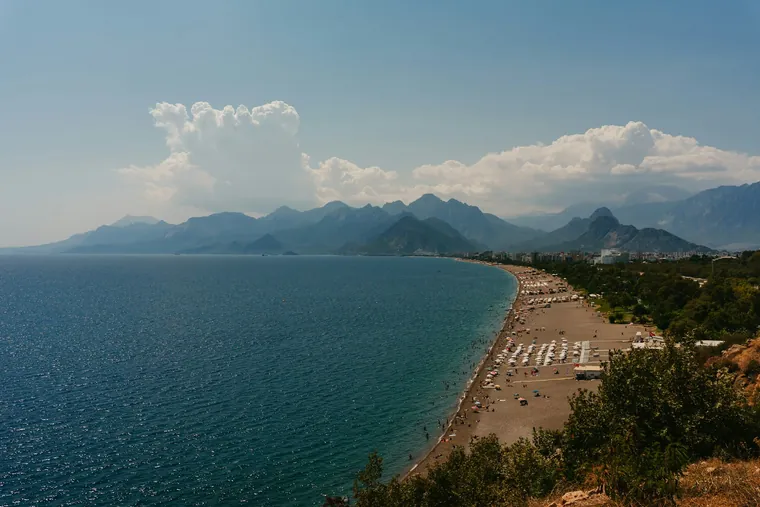 Konyaaltı-stranden svinger seg mot fjellene