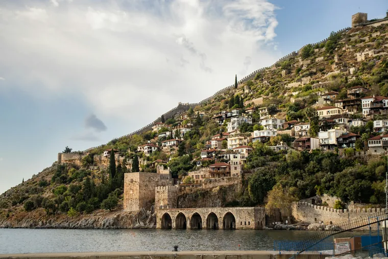 Borgfjellet i Alanya med det gamle verftet nede ved vannet