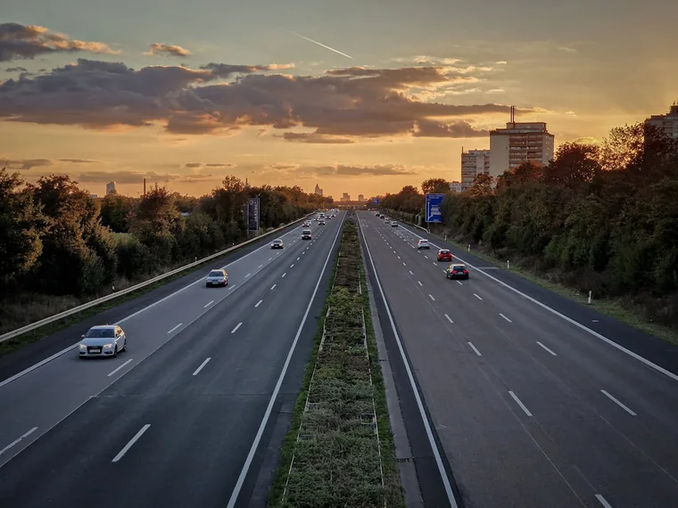 Motorvei i kveldslys