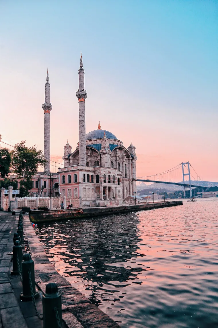 Ortaköy-moskeen med Bosporosbroen bak