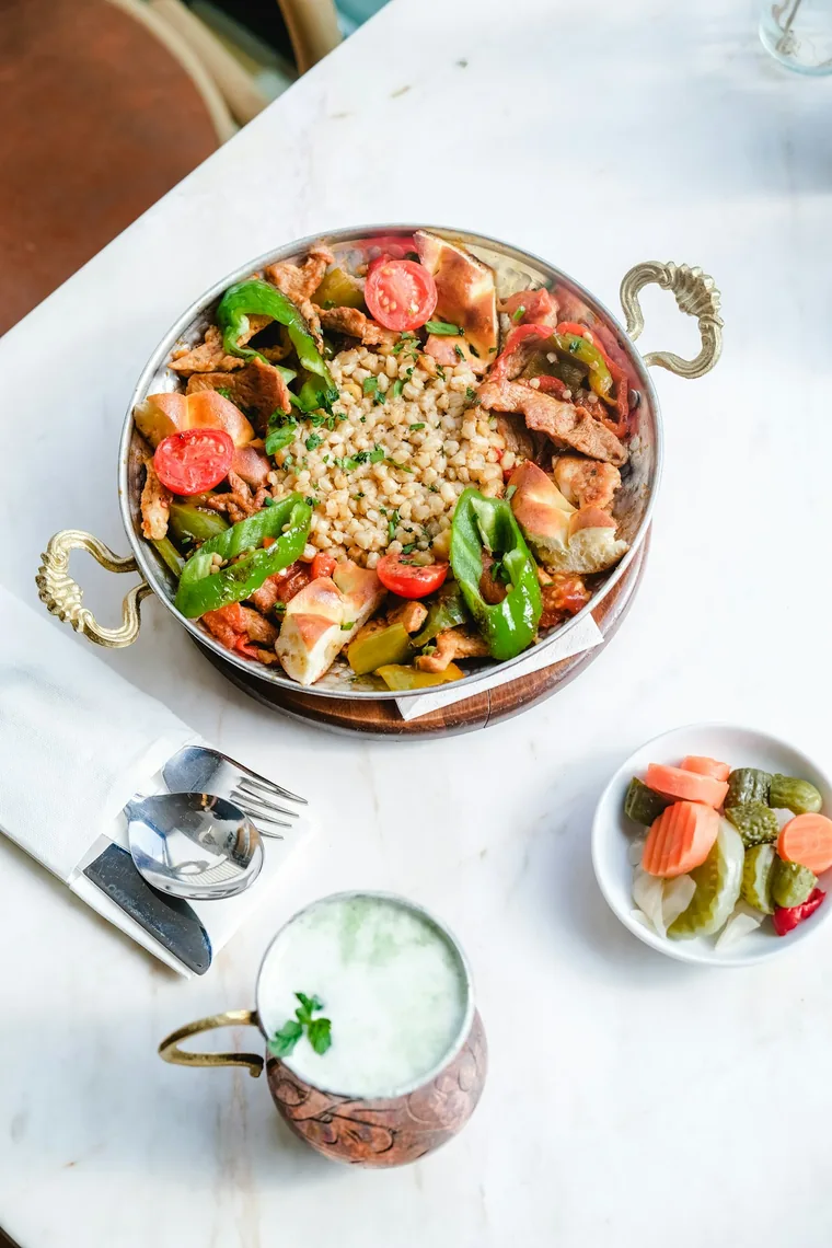 Bulgursalat og drikke på et dekket bord