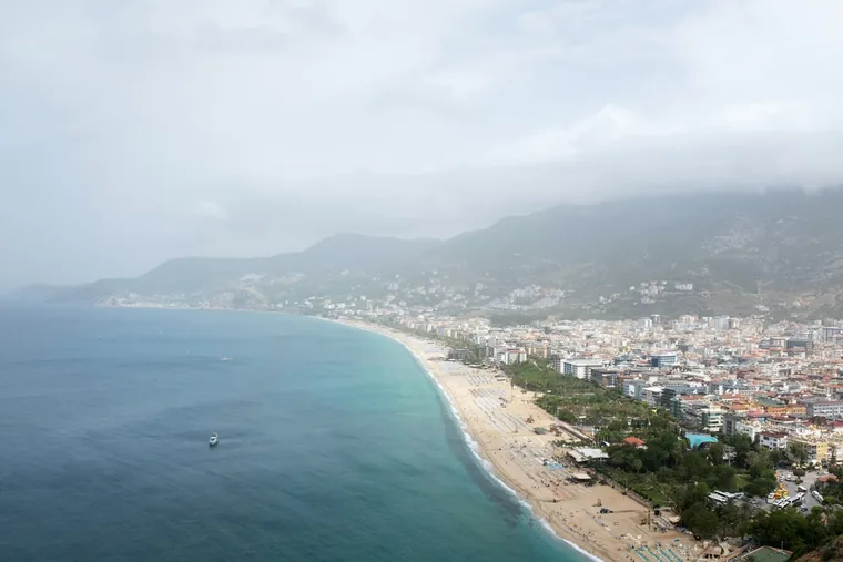 Kleopatra-stranden svinger seg langs byen