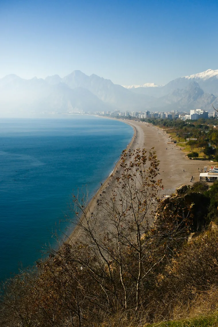 Den lange stranden sett fra klippekanten