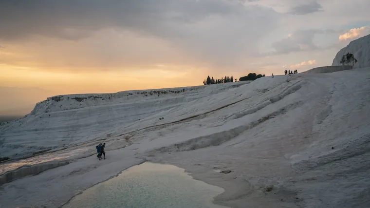 Kalkterrassene i Pamukkale i kveldslys