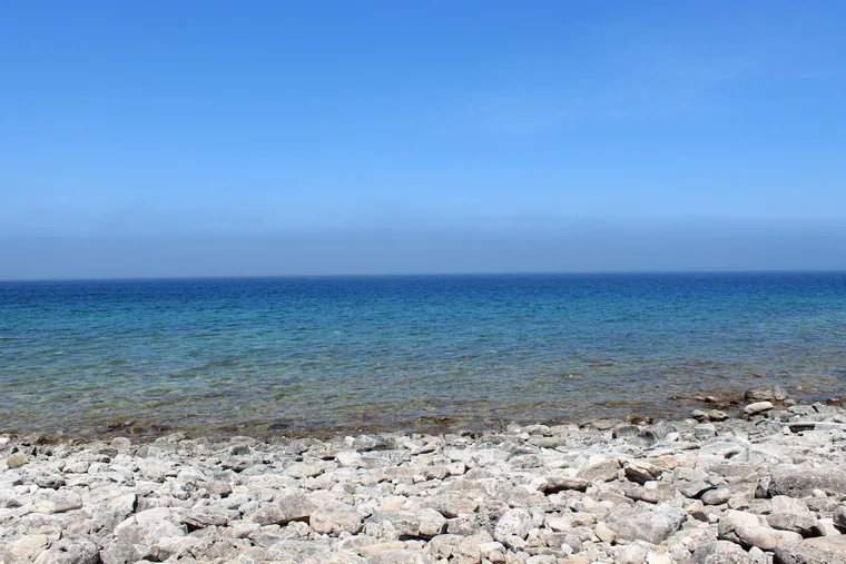 Steinstranden går rett ut i det blå