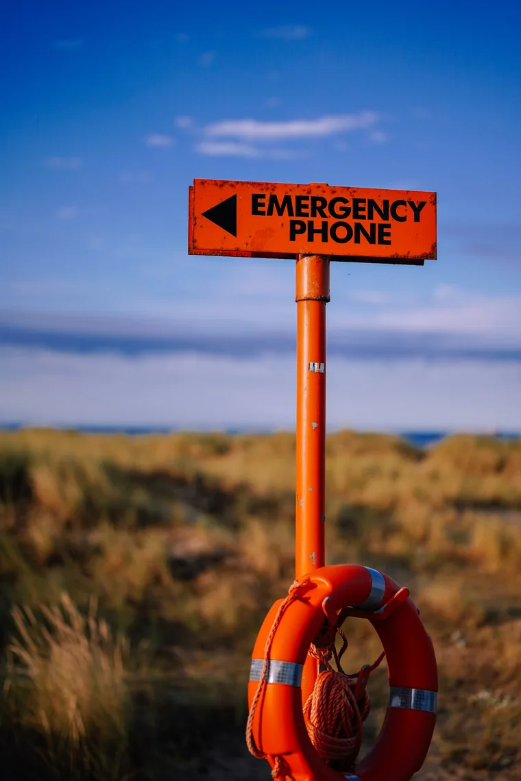 Skilt til nødtelefon ved stranden