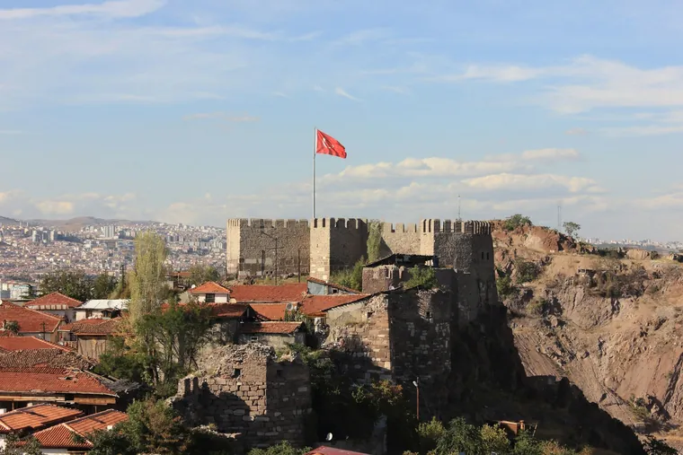 Borgen i Ankara med flagget på muren