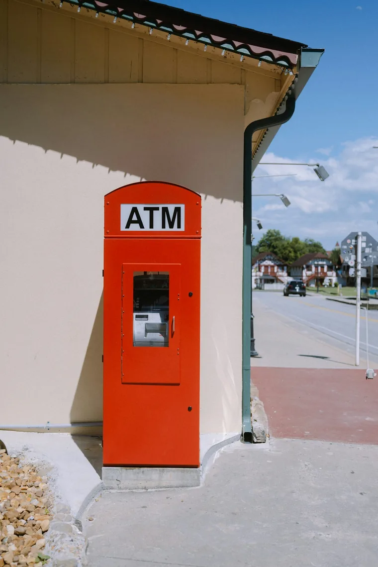 Fritstående minibank ute på fortauet
