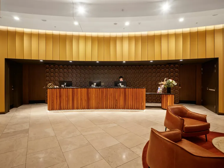Resepsjonen i hotellobbyen