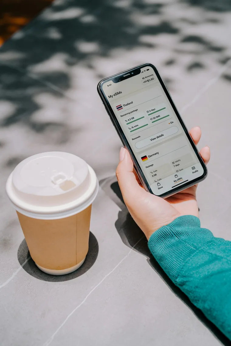 Reiseappen sjekkes over en kaffe