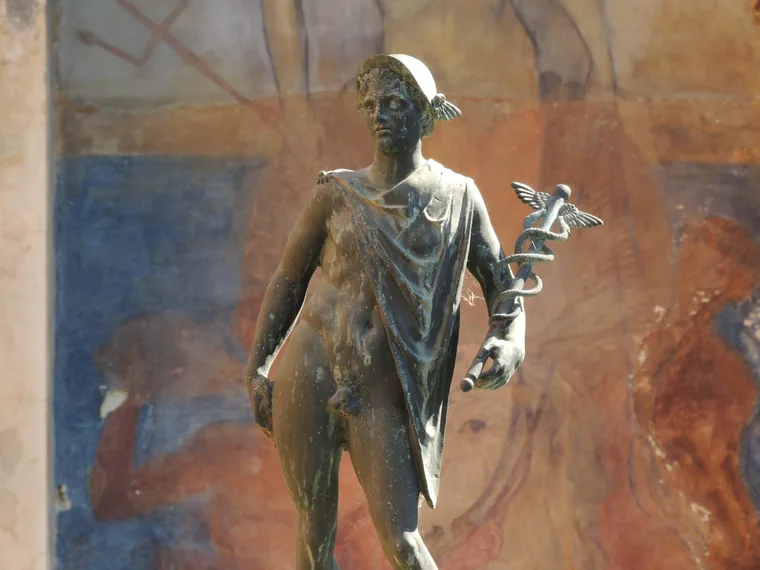 Bronsefigur med vinger på hjelmen
