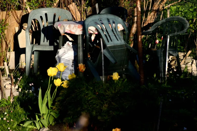 Plaststoler og blomster i bakgården